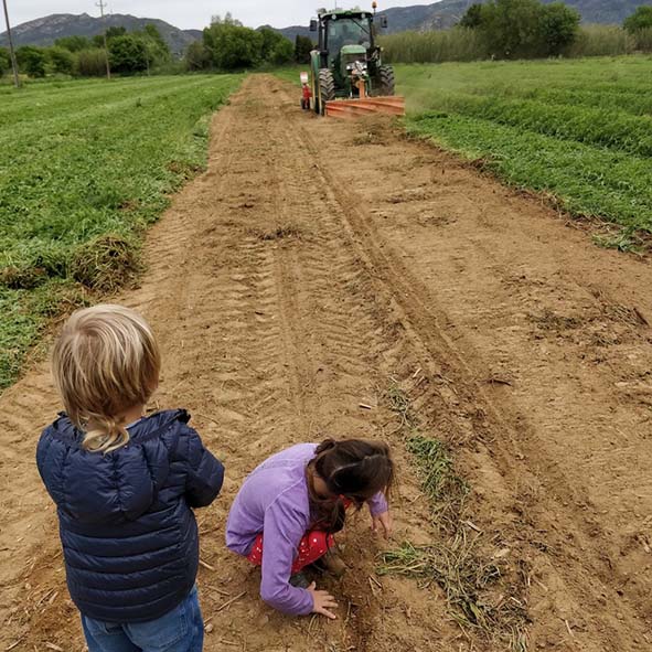 La propera generació d’agricultors de Can Font començant a tocar terra