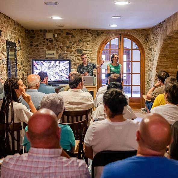 La Nuri i en Francesc impartint una masterclass sobre agricultura regenerativa a Can Font