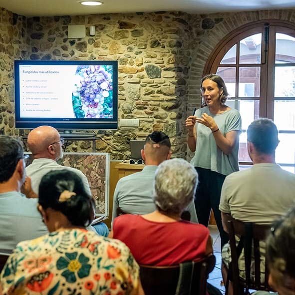 La Nuri en una masterclass d’agricultura regenerativa a Can Font