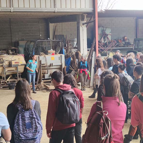 Estudiants aprenent sobre eines regeneratives a Can Font